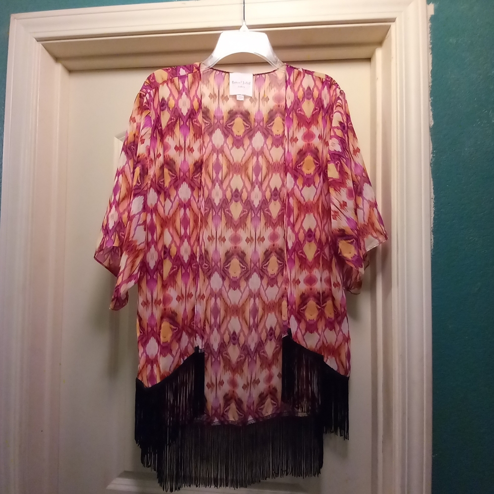 ROMEO AND JULIET COUTURIER M/L PRETTY KIMONO W FRINGE. NEVER WORN.